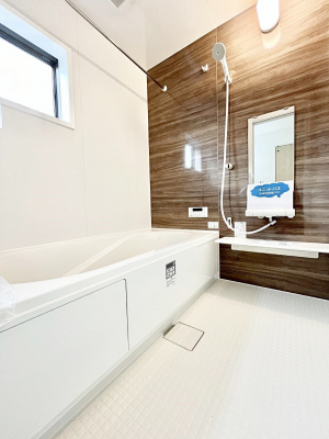 �����@�������P�������`Bath Room�`�@���t���̃o�X���[���́A�̌������薾�邭�C�����̗ǂ���Ԃł��B�������邱�ƂŁA���C�����ǍD�B������芰����o�X���[���ŁA�����̃o�X�^�C�����y���݂ɂȂ肻���ł��B