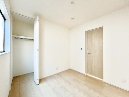 �q�������@�������P�������`Bed Room�`�@�q�������͂��q�l�ɂƂ��đ�Ϗd�Ȗ���������܂��B�q����l�ŉ߂�����Ԃ�^���邱�ƂŁA�h���׋����Ԃ����R�Ƒ����܂����畔���̕Еt����|���Ȃǂ��������ƂɌq����܂��B