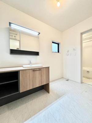 ̑@Ă̂ŎC̑ꏊłC\s܂B̐gxxCǂI