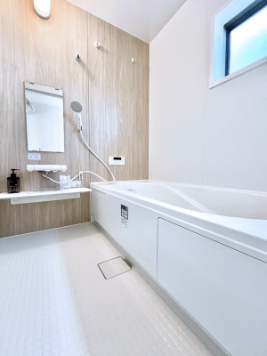 �����@�������P�������`Bath Room�`�@�������������͋C�̗����Ŗ����Ɍ����ă��t���b�V���B���������@�\���t���Ă���̂Ő􂢏オ�������󕨂��A�J�̓����V�C���C�ɂ������������邱�Ƃ��\�ł��B