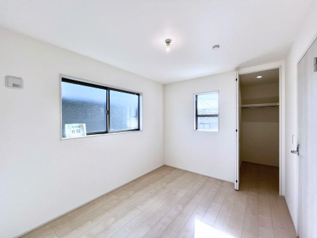 ���̑����ρ@�������P�������`Bed Room�`�@2�ʍ̌����m�ۂ������邢�����́A���ʂ����ǂ��A��ϋ��S�n�̗ǂ���ԂƂȂ��Ă���܂��B�u�₩�ȕ��������ċN���钩�́A���K�����̎n�܂�ɁI���������ʕ����ƂĂ��ǂ��Z�܂���