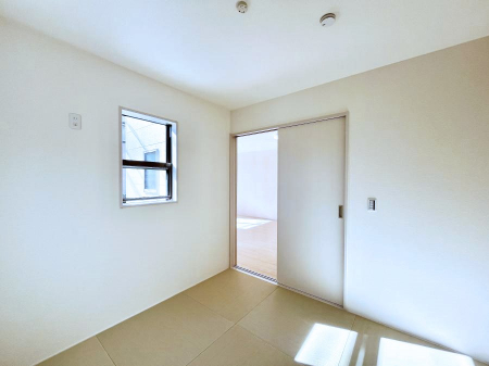 ���̑����ρ@�������P�������`Japanese Room�`�@LDK�אڂ̃^�^�~�R�[�i�[�́A�A�C���������Ȃǉ��l�̉Ǝ��X�y�[�X�Ƃ��āA�܂������Ȃ��q�l�̂��邲�ƒ�ł͂����Q�₨�ނւ��̏�Ƃ��Ă����p���������܂��B