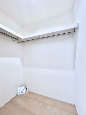 ���̑��@�������P�������`Walk-in Closet�`�@�K�v�Ȃ��̂�R�[�f�B�l�[�g���ꗗ���Ċm�F�ł��A�g�x�x�⏀�����Z���ԂōςރE�H�[�N�C���N���[�[�b�g��ݒu���܂����B�Ƃ̒�����������Ƃ�����֗��Ȏ��[�X�y�[�X�B