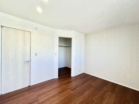 q@`Bed Room`@q͂qlɂƂđϏdȖ܂Bqlŉ߂Ԃ^邱ƂŁAh׋ԂRƑ܂畔̕Еt|ȂǂƂɌq܂B