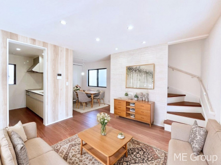 rO@`Living`@Ƒ̉bΊ炪srOłB傫ȃ\t@_CjOe[ułH肭났􂻂ȖԂłIƋCGł