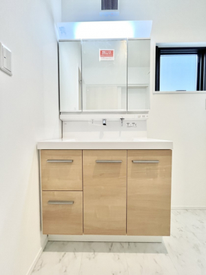 ʑEʏ@`Dressing Room`@\ȑ傫̐ʑ͎[鎖ȂAgȂ݃`FbN⎕ȂǁA̍QԂłzeCNȃXy[Xŗ]TƂƂĒ܂B