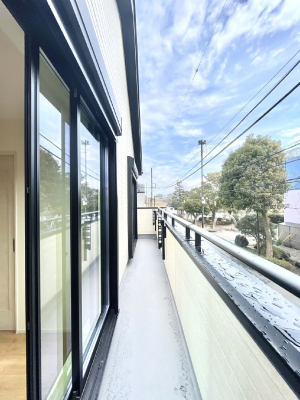 �o���R�j�[�@������E�������`Balcony�`�@������̃o���R�j�[�̑O�ɂ͉_�ȊO�ɑ��z���Ղ���̂�����܂���B�����󕨂������₷���A����薾�邭�C�����̂������������Ă��܂��B�Ƒ��S�����̐��󕨂���C�Ɋ����܂��B