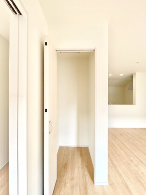 ���̑����ρ@�ݔ���E���������r���O���[�B�����Ɏ��[������ƕ����W�܂�LDK���X�b�L���Еt�������ł��ˁB  