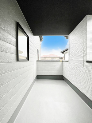 �o���R�j�[�@�����`Balcony�`�@�C���i�[�o���R�j�[�͐��󕨂������X�y�[�X�Ƃ��ċ}�ȉJ�Ő��󕨂��G��Ă��܂��̂�h���ł���܂����`�F�A�ł��낢����A�Ăɂ͎�����C�ɂ����r�j�[���v�[�����y���߂܂��ˁ�