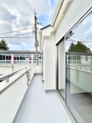 �o���R�j�[�@������1-A�������`Balcony�`�@�傫�ȋ�Ɉ͂܂ꂽ�C�����̂����ƁB�o���R�j�[��`�������ň��|�I�ȊJ�����ɕ�܂�܂��B�o���R�j�[�͗z���������݂��z�c����󕨂��C�����悭�������Ƃ��ł��܂��B