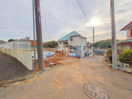 ���n�O�ώʐ^�@�`Exterior�`�@�O�ʓ��H�F �쐼 4m �����@�O�ʓ��H�͊ՐÂȏZ��n���͂���Ԓʂ�̏��Ȃ����H�B���Ԃ̏o��������炭�炭�ł��I���s���_�E���n���w�̂���]�́A���C�y�ɂ��₢���킹���������I