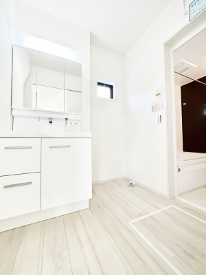 ���̑��@�����`Dressing Room�`�@���邭����������p�E�_�[���[���B�����g���ꏊ�����炱���A���K�ȋ�ԂƂȂ��Ă���܂��B�V�����v�[�h���b�T�[���̗p���Ă���܂��̂ŁA���V��������y�ɏo���܂��B