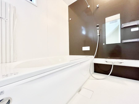 �����@�����`Bath Room�`�@�������������͋C�̗����Ŗ����Ɍ����ă��t���b�V���B���������@�\���t���Ă���̂ŗׂ̐���@�u����Ő􂢏オ�������󕨂��A�J�̓����V�C���C�ɂ������������邱�Ƃ��\�ł��B