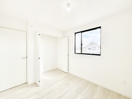 ���̑����ρ@�����`Bed Room�`  �S�����ɂ͎��[�N���[�[�b�g�������I���i�g���̂��m���⏬���͂������A�G�ߕ��̂��m���Ȃǂ���������Ɛ������ڂ����܂������܂��B  ������Ԃ��L���g�p�ł��܂��ˁB