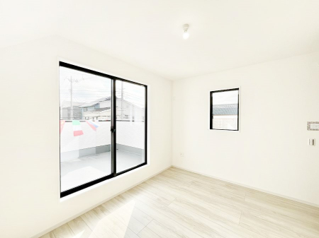 �Q���@�����`Bed Room�`�@�u��������������l�v�Ƃ��v�w�ł�����肭�낰��Q���B�����̉Ǝ��₨�d���ɔ�ꂽ���̓t�J�t�J�̃x�b�g�Ŗ�����Ă��������B�e���r��{�I�������Ă����K�ȍL����������