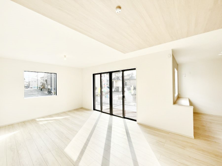 ���r���O�@�����`Living�`�@�O���̗��Ȃ��V���v���ł�������LDK�B�傫�ȑ�������������������ނ̂Ŏ��������邭�A�Ƒ��̌e���̏�Ƃ��ăs�b�^���ł��B�J�����Ɠ�������̗ǂ��𐥔񂲗����������I