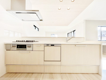 �L�b�`���@�����`Kitchen�`�@��b���e�ރ��r���O�A�������������Ȃ�L�b�`���B�Ƃ́A�������������ł͂Ȃ��A��炵��������A���K�ɂ���ꏊ�B�Ί�̖����A���炬�̓��X�̂��߂ɁA�ŐV�̐ݔ��E�d�l���̗p�B