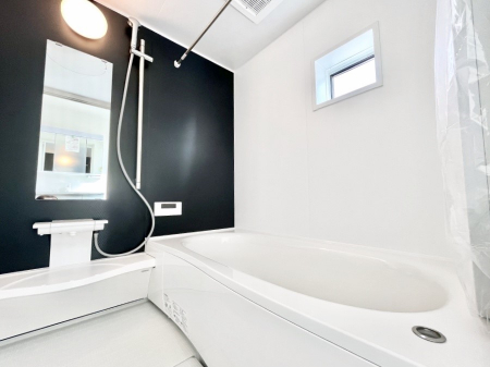 �����@�����`Bath Room�`�@�������������͋C�̗����Ŗ����Ɍ����ă��t���b�V���B���������@�\���t���Ă���̂ŗׂ̐���@�u����Ő􂢏オ�������󕨂��A�J�̓����V�C���C�ɂ������������邱�Ƃ��\�ł��B