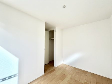 �Q���@�����`Bed Room�`�@�������������̂��ˌ��Ẵ����b�g�ł��B���Ƒ������������ƂŎ苷�Ɋ����Ă����Z�܂����ˌ��Ăł͊e�����v���C�o�V�[��ۂ��Ƃ��ł��܂��B�Z�܂��ɂ�Ƃ肪���܂�S�������b�N�X�ł��܂���