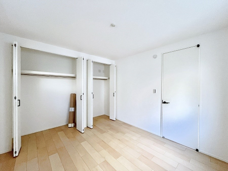 ���̑����ρ@�����`Bed Room�`�@�؂̉����肪�₳�����t���[�����O�͈��炬�������炷�v���C�x�[�g��ԁB����߂̃t���[�����O�ł��̂ŁA�ǎ��Ƃ��}�b�`���A���������X�ɍL�������Ă������ʂ��B