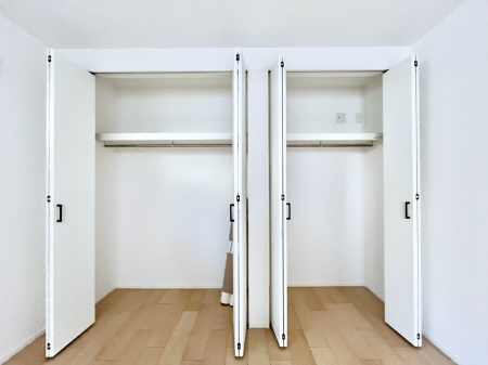 ���[�@�����`Closet�`�@�ǖʃN���[�[�b�g������΃^���X��u���K�v���Ȃ��A�o������̂Ȃ��X�b�L����Ԃ��ێ��ł��܂��B����ꂽ�X�y�[�X��L���Ɋ��p�ł������B�G�߂̈ߗނ��̕i�Ȃǂ����Ղ���[�o���܂��ˁ�