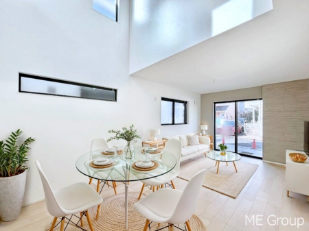 ���r���O�@�����`Living�`�@�O���̗��Ȃ��V���v���ł�������LDK�B�傫�ȑ�������������������ނ̂Ŏ��������邭�A�Ƒ��̌e���̏�Ƃ��ăs�b�^���ł��B�J�����Ɠ�������̗ǂ��𐥔񂲗����������I�@���Ƌ��CG�ł�