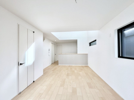 ���̑����ρ@�����`Living�`�@�Ƒ��̈�̊�����������L�X�Ƃ����X�y�[�X�B�Ƒ��Ɖ߂������Ԃ��؂ɂ�����Ƀs�b�^���̂�Ƃ�̏Z��Ԃł��B���q�l���������Ă����S���Č����܂��B�Ƒ��̏΂��������ɂ��ڂɕ����т܂��B