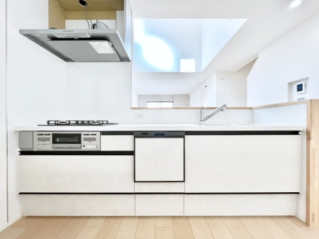 �L�b�`���@�����`Kitchen�`�@��b���e�ރ��r���O�A�������������Ȃ�L�b�`���B�Ƃ́A�������������ł͂Ȃ��A��炵��������A���K�ɂ���ꏊ�B�Ί�̖����A���炬�̓��X�̂��߂ɁA�ŐV�̐ݔ��E�d�l���̗p�B