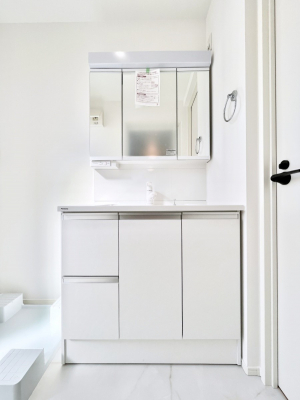 ���ʑ�E���ʏ��@�����`Dressing Room�`�@�\���ȑ傫���̐��ʑ�͎��[�����鎖�Ȃ���A�g�����Ȃ݃`�F�b�N�⎕�����ȂǁA���̍Q�����������Ԃł��z�e�����C�N�ȃX�y�[�X�ŗ]�T�Ƃ�Ƃ�������Ē����܂��B