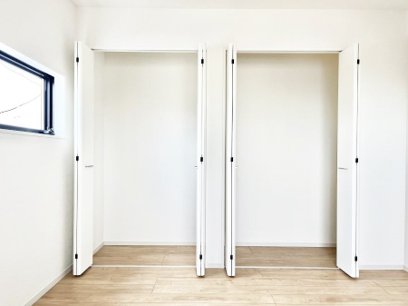 ���[�@�����`Closet�`�@�ǖʃN���[�[�b�g������΃^���X��u���K�v���Ȃ��A�o������̂Ȃ��X�b�L����Ԃ��ێ��ł��܂��B����ꂽ�X�y�[�X��L���Ɋ��p�ł������B�G�߂̈ߗނ��̕i�Ȃǂ����Ղ���[�o���܂��ˁ�