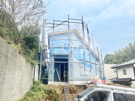 nOώʐ^@Oρ`Exterior`  ՐÂȏZnŎqĉƑɃsb^B  ̂UKȗ΂Ɍb܂ꂽGAŁARɕ܂ꂽ₩ȕ炵邽߂́AƂ肠ZĂ܂B