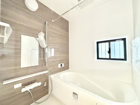 �����@�����`Bath Room�`�@���t���̃o�X���[���́A�̌������薾�邭�C�����̗ǂ���Ԃł��B�������邱�ƂŁA���C�����ǍD�B������芰����o�X���[���ŁA�����̃o�X�^�C�����y���݂ɂȂ肻���ł��B