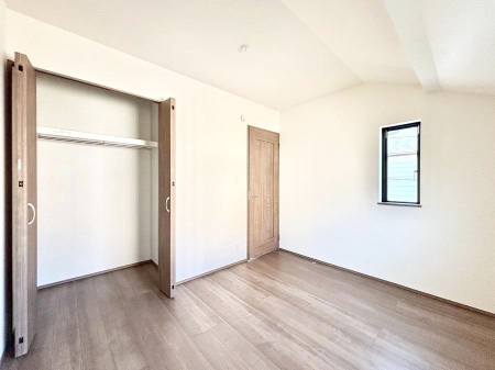 �Q���@�����`Bed Room�`  �S�����ɂ͎��[�N���[�[�b�g�������I���i�g���̂��m���⏬���͂������A�G�ߕ��̂��m���Ȃǂ���������Ɛ������ڂ����܂������܂��B  ������Ԃ��L���g�p�ł��܂��ˁB