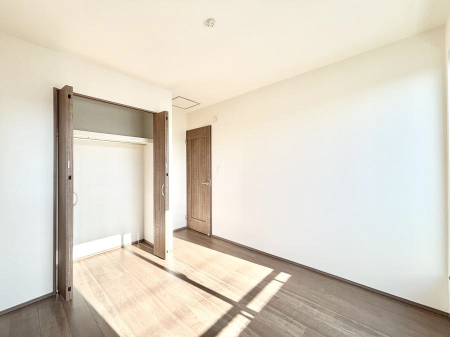 �q�������@�����`Bed Room�`�@�q�������͂��q�l�ɂƂ��đ�Ϗd�Ȗ���������܂��B�q����l�ŉ߂�����Ԃ�^���邱�ƂŁA�h���׋����Ԃ����R�Ƒ����܂����畔���̕Еt����|���Ȃǂ��������ƂɌq����܂��B