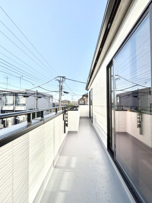 �o���R�j�[�@�����`Balcony�`�@�쑤�ɐݒu���ꂽ���s���̂��郏�C�h�o���R�j�[�B�S�n�悢�z�˂���g���ȕ����y���ނ��Ƃ��o���܂��B���ꂽ���ɂ͂����Ղ�̐��󕨂�z�c�������܂��I�g���₷���J���I�ȃo���R�j�[�ł���