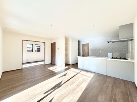 ���r���O�@�����`Living�`�@�Ƒ��̐H����c���̂ق��A�q�ǂ���V�΂�����A�F�l���������肷��LDK�͏Z�܂��̒��S�B�����ԉ߂����ꏊ������A���̋�Ԃ͏Z�܂��S�̂̋��S�n�����E���܂��B