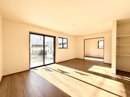 ���̑����ρ@�����`Living�`�@�O���̗��Ȃ��V���v���ł�������LDK�B�傫�ȑ�������������������ނ̂Ŏ��������邭�A�Ƒ��̌e���̏�Ƃ��ăs�b�^���ł��B�J�����Ɠ�������̗ǂ��𐥔񂲗����������I