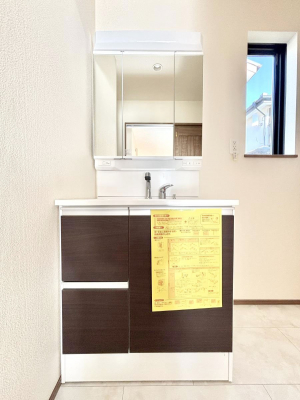 ���ʑ�E���ʏ��@�����`Dressing Room�`�@�\���ȑ傫���̐��ʑ�͎��[�����鎖�Ȃ���A�g�����Ȃ݃`�F�b�N�⎕�����ȂǁA���̍Q�����������Ԃł��z�e�����C�N�ȃX�y�[�X�ŗ]�T�Ƃ�Ƃ�������Ē����܂��B