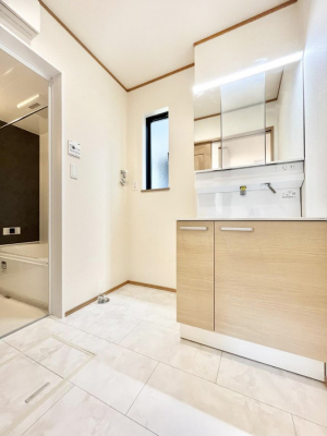 ���ʑ�E���ʏ��@�����`Dressing Room�`�@�\���ȑ傫���̐��ʑ�͎��[�����鎖�Ȃ���A�g�����Ȃ݃`�F�b�N�⎕�����ȂǁA���̍Q�����������Ԃł��z�e�����C�N�ȃX�y�[�X�ŗ]�T�Ƃ�Ƃ�������Ē����܂��B