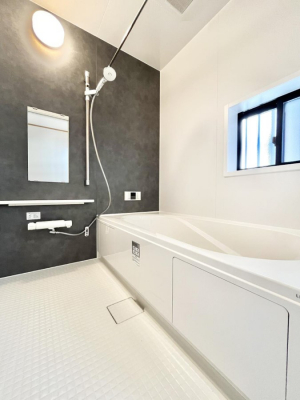 �����@�����`Bath Room�`�@�������Ƒ���L�΂��ē������邱�Ƃ��\�I����̔�������M�d�ȃo�X�^�C���ł��B���q�l�Ƃ��ꏏ�ł��\���ȍL���Ȃ̂ŁA���r���O�Ƃ͈�����Ƒ��c�R�̂ЂƎ������y���݂��������܂��B