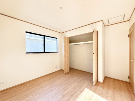 �Q���@�����`Bed Room�`  �S�����ɂ͎��[�N���[�[�b�g�������I���i�g���̂��m���⏬���͂������A�G�ߕ��̂��m���Ȃǂ���������Ɛ������ڂ����܂������܂��B  ������Ԃ��L���g�p�ł��܂��ˁB