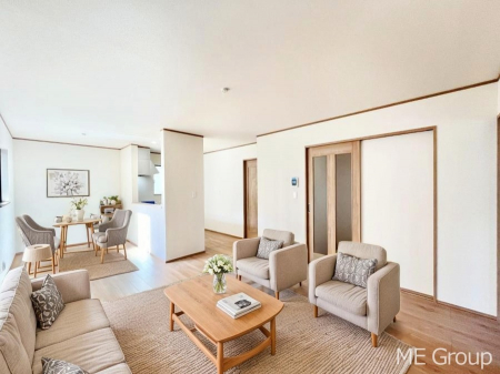 ���r���O�@�����`Living�`�@�Ƒ��̉�b��Ί炪�s���������r���O�ł��B�q���������Ă�p�����Ȃ���A�傫�ȃ\�t�@��_�C�j���O�e�[�u���ł������H���������肭�났�����􂻂�Ȗ������������Ԃł��I���Ƌ��CG�ł�