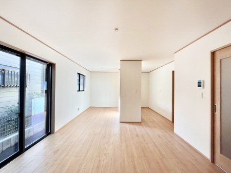 ���̑����ρ@�����`Living�`�@�O���̗��Ȃ��V���v���ł�������LDK�B�傫�ȑ�������������������ނ̂Ŏ��������邭�A�Ƒ��̌e���̏�Ƃ��ăs�b�^���ł��B�J�����Ɠ�������̗ǂ��𐥔񂲗����������I