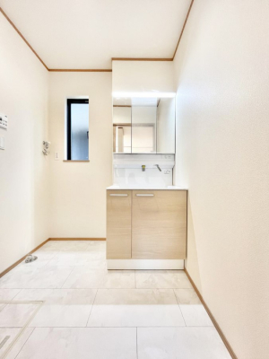 ���ʑ�E���ʏ��@�����`Dressing Room�`�@���邭����������p�E�_�[���[���B�����g���ꏊ�����炱���A���K�ȋ�ԂƂȂ��Ă���܂��B�V�����v�[�h���b�T�[���̗p���Ă���܂��̂ŁA���V��������y�ɏo���܂��B