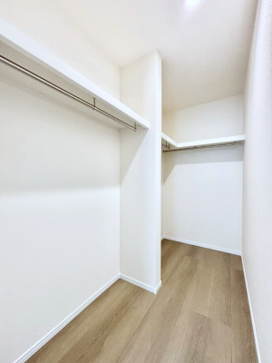 ���̑��@������A�������`Walk-in Closet�`�@��������̗m���������Ă��V���ɂȂ�ɂ����E�H�[�N�C���N���[�[�b�g�B�m���ȊO�ɂ��A���i�g��Ȃ��Ɠd��X�[�c�P�[�X�A�X�g�b�N�i�Ȃǉ��ł��Еt����������Ԃł��B