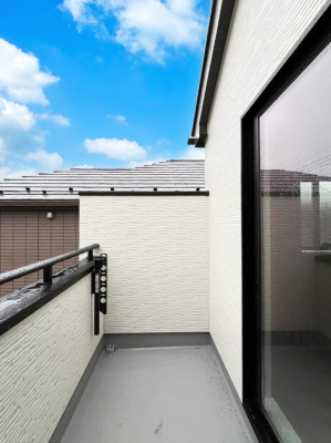 �o���R�j�[�@�����`Balcony�`�@�傫�ȋ�Ɉ͂܂ꂽ�C�����̂����ƁB�o���R�j�[��`�������ň��|�I�ȊJ�����ɕ�܂�܂��B�o���R�j�[�͗z���������݂��z�c����󕨂��C�����悭�������Ƃ��ł��܂��B