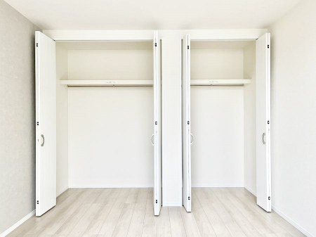 ���[�@�����`Closet�`�@�ǖʃN���[�[�b�g������΃^���X��u���K�v���Ȃ��A�o������̂Ȃ��X�b�L����Ԃ��ێ��ł��܂��B����ꂽ�X�y�[�X��L���Ɋ��p�ł������B�G�߂̈ߗނ��̕i�Ȃǂ����Ղ���[�o���܂��ˁ�