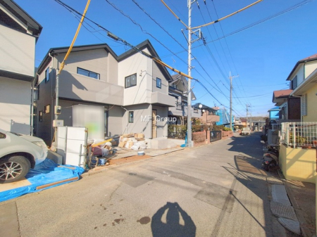 ���n�O�ώʐ^�@�`Exterior�`�@�O�ʓ��H�F�쐼 6m �����A�쓌 5m �����@��w�̈�ˌ��Ă𒆐S�Ƃ����X���݂����R�Ƒ����A���ӂ͍��������������Ă��Ȃ��̂ŁA�΂̑����ՐÂȎ����������ł��B