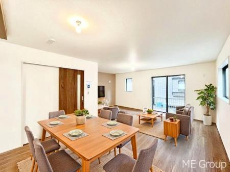 rO@`Living`@Ƒ̉bΊ炪srOłB傫ȃ\t@_CjOe[ułH肭났􂻂ȖԂłIƋCGł