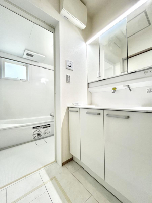 ���̑��@�����`Dressing Room�`  �\���ȑ傫���̐��ʑ�͎��[�����鎖�Ȃ���A�g�����Ȃ݃`�F�b�N�⎕�����ȂǁA���̍Q�����������Ԃł��z�e�����C�N�ȃX�y�[�X�ŗ]�T�Ƃ�Ƃ�������Ē����܂��B